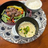 可能是炒麵和肉排的圖像