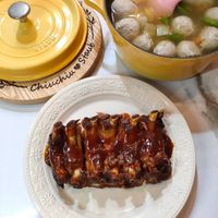 可能是顯示的文字是「 STAUD SmAUG Stawo Chiuchin 」的圖像