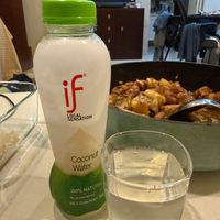 可能是飲料和顯示的文字是「 if SENSATION SENSA LOCALTION Coconut Water U 100% 」的圖像