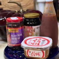 可能是‎豆腐和‎顯示的文字是「‎甜 麺 李錦記品 K KUMKEE 桂林風味 風味 辣椒醬 CHILISAUCE GUILIN GUILINSTYLE STYLE CHILI CHILISAU SAUCE 公克 NETWEIGHT تمی 비양 fDr 福 別州‎」‎‎ 的圖像