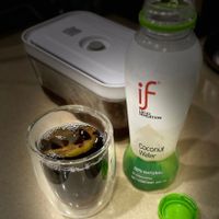 可能是泡茶器、飲料和顯示的文字是「 if LOCAL SENSATION ATION FI Coconut Water 100%NATURAL servatives 100% NATURAL FONTENT CONTENTOM 354 350 」的圖像
