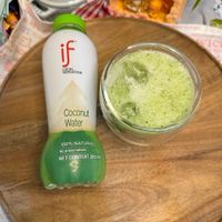 可能是水藻、飲料和顯示的文字是「 if SENSATION LOCAL MIC Coconut Water 100% 100%NATURAL NATURAL No preservatives NET CONTENT 350 NETCONTENT350ml mL 」的圖像