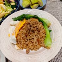 可能是麵、水波蛋、炒麵和拉麵的圖像