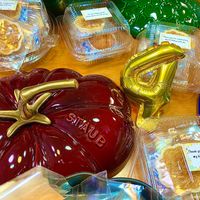 可能是水果塔、餐巾環和文字的圖像