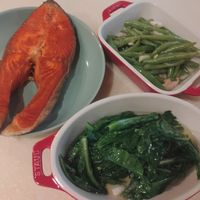 可能是煙燻鮭魚和綠葉甘藍的圖像