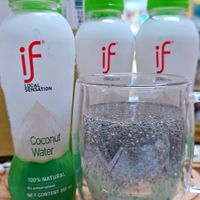 可能是飲料和顯示的文字是「金海好！ Fos if LOCAL SENSATION ifiif if if EEaTon SENSmbr Coconut Water 100%NATURAL 100% NATURAL No preser preservatives vatives NE NET CONT CONTENT NETCONTENT350 350 安 Stawo 」的圖像