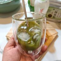 可能是飲料、水藻和顯示的文字是「 if iF 然 ያስ 」的圖像
