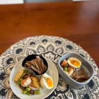 可能是水波蛋、拉麵、豆腐和香菇的圖像