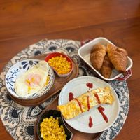可能是歐姆蛋、炸丸子、半圓形餡餅和肉餡餅的圖像