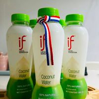 可能是飲料、美髮產品和顯示的文字是「 if SENSATION LOCALTION LOCAL SENSA if LOCAL SENSATION Coconut Coconut Water Coconut Water 100%NATURAL 100% NATURAL NETCONTENT350mk Braservalives NET CONTENT: 350 ml 100% 100%NATURAL Nop preservatives reserv NET CONTENT 350 NETCONTENT350mL mL 」的圖像