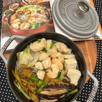 可能是豆腐、火鍋和顯示的文字是「無利 八資冬粉 生 STAUB COCOTTE STAUB ማ STAUB 」的圖像