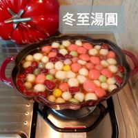 可能是甜點、龍眼和顯示的文字是「冬至湯圓」的圖像