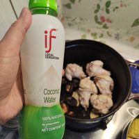 可能是食物和顯示的文字是「 if SENSATION CAI LOCAL SENSATION Coconut Water 100%NATURAL 100% NATURAL No preservatives NET CONTENT3 NETCONTENT3 350 」的圖像