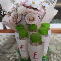 可能是美髮產品、飲料、洋桔梗和文字的圖像