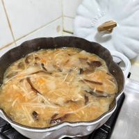 可能是鯷魚、麵和香菇的圖像