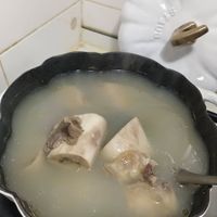 可能是骨骼、燉小牛膝和粥的圖像