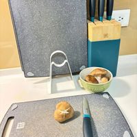 可能是刀和法式長棍麵包的圖像