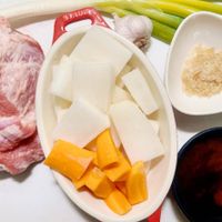 可能是豆腐和顯示的文字是「 RAUBE እ 」的圖像