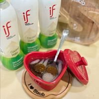 可能是飲料、龍眼和顯示的文字是「 Love Staub ख if LOGAKTION if if SOSSATION Coconl Water 19 Coconu CoconиR Water Water NATURA 100% epreser NE ETC CON W い Staub 」的圖像