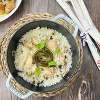 可能是豆腐、炒麵、炒飯、麵和文字的圖像
