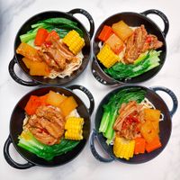 可能是豆腐、火鍋、肉排和文字的圖像