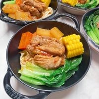 可能是麵、豆腐、火鍋、炒麵和文字的圖像