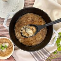 可能是香菇、麵和顯示的文字是「 STAUB UE STAUR 6 ک TO ග D staub stau taub tau 」 的圖像