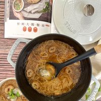 可能是麵、香菇、拉麵和文字的圖像