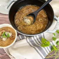可能是麵和顯示的文字是「 STAUEL BRAD TYA 8n staub® staub® tauo 」的圖像