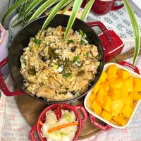可能是炒飯、義大利麵、印度香料飯和西班牙大鍋飯的圖像