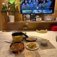 可能是電視、義大利麵、火鍋和文字的圖像
