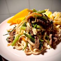 可能是義大利麵、炒麵和香菇的圖像