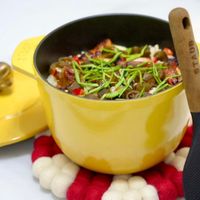 可能是炒麵、木湯匙和文字的圖像