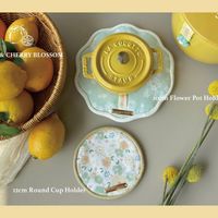可能是顯示的文字是「 PLUM&CHERRYBLOSSOM PLUM& CHERRY BLOSSON LA COCOTTS COCO, STAVE STAUD PLUNG RUc 20cm Flower Pot 20gmFlowerPotHolder Holder 12cm 12emRoundCupHolder RoundCupHolder Round Cup Holder ALISSURS ROSIS LRUE 」的圖像