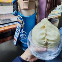 可能是港式點心和顯示的文字是「 A V K 」的圖像