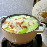 可能是麵、火鍋、粥和豆腐的圖像