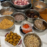 可能是粥、火鍋、麵和龍眼的圖像