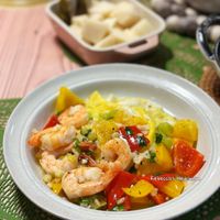 可能是義大利麵、豆腐和蝦的圖像