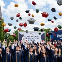 可能是顯示的文字是「 seaub つ taub CLASS OF CLASSOF2026 2026 GRADUATION 鍋子畢業季 鍋子母 ea ab CLASS OF CLASSOF2026 2026 GRADUATION 鍋子畢業車 鍋子現」的圖像