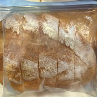 可能是黑麥麵包和法式長棍麵包的圖像
