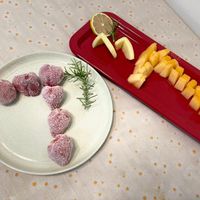 可能是草莓、甜點和蘋果的圖像
