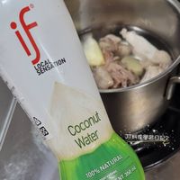 可能是顯示的文字是「 ک LOCAL SENSATION LOCSATION ΤΙΟΝ سع 도근 my J料理學習白記? Coconut Water NATURAL 100% mL 350 presen NETCONTENT preservatives NATURAL atives No CONTENT NET 」的圖像