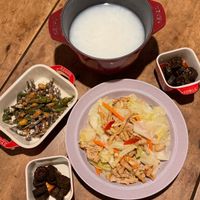 可能是粥、鯷魚、麵、豆腐和文字的圖像